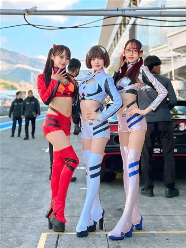 日本赛车女郎Cos初代女神绫波丽 身高腿长太顶了