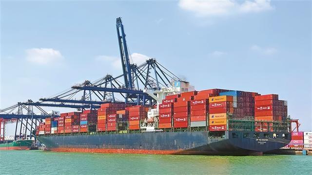 随着“以星威明顿”轮从厦门港国际货柜码头鸣笛起航,ZFS航线正式首航厦门港。(韩毅林 摄)