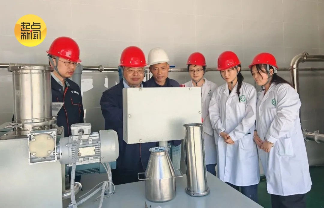 商洛学院青年博士李峰(左二)