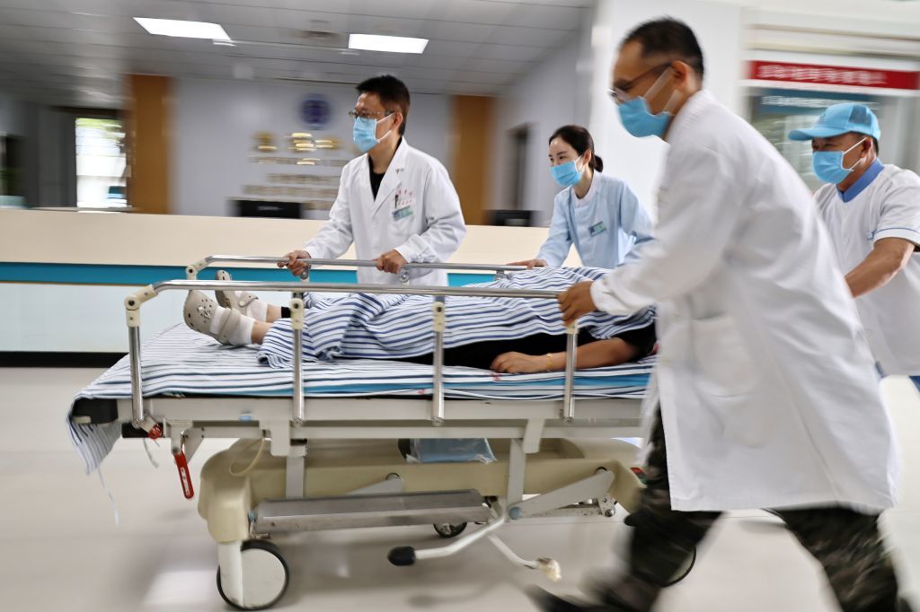 10月3日,在浙江省嘉兴市南湖区,海警医院急诊医学科医护人员接诊急救病人。新华社发(金鹏 摄)
