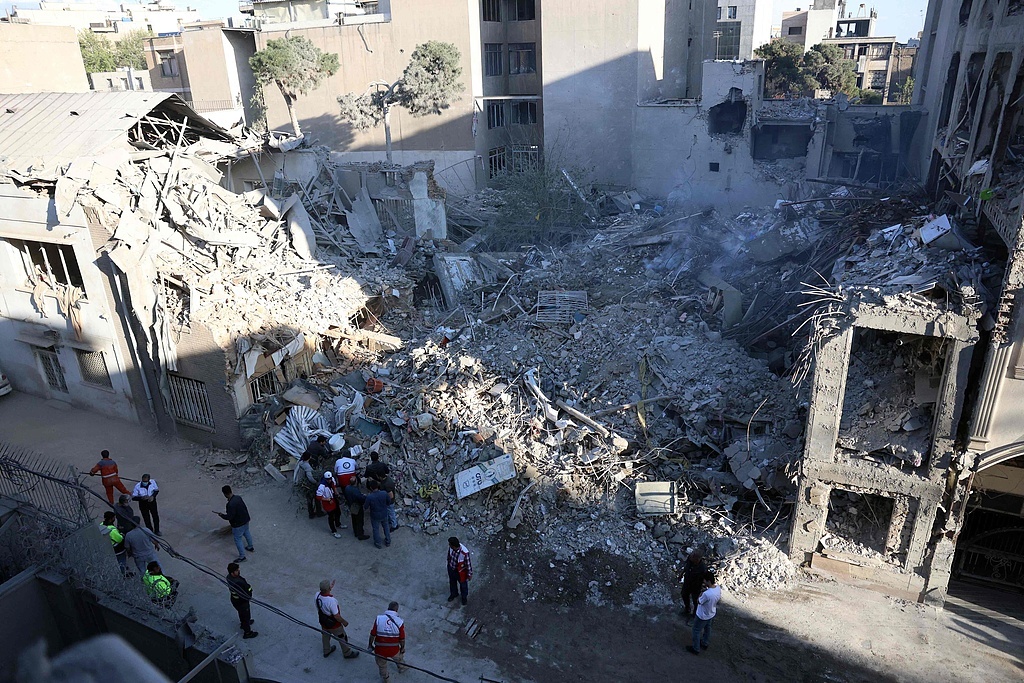 4月7日，伊朗德黑兰，伊朗人民聚集在美以空袭过后的现场。（视觉中国）