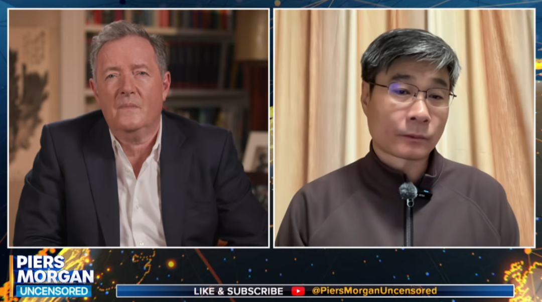 ·江学勤（右）在节目中与皮尔斯·摩根对谈。（视频截图）