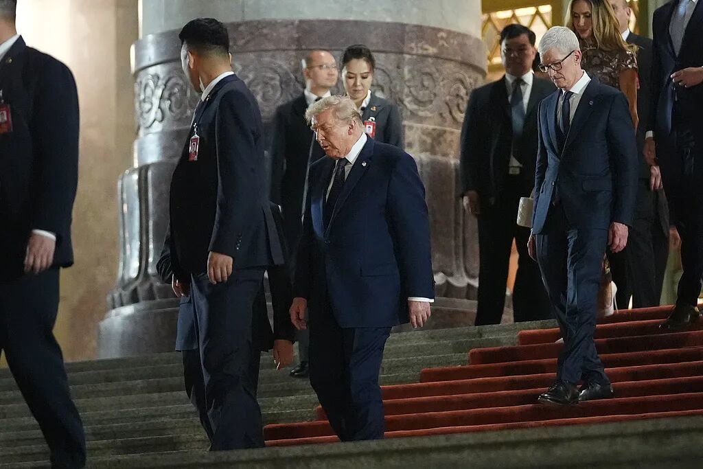 2026年5月14日，北京，特朗普（中）与库克（右一）等在人民大会堂出席中方举行的欢迎宴会后离开。图/视觉中国
