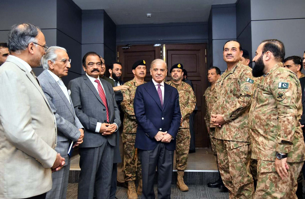 当地时间2026年2月27日,巴基斯坦拉瓦尔品第,巴基斯坦总理夏巴兹·谢里夫听取军方领导层关于巴基斯坦与阿富汗局势的汇报。视觉中国 图