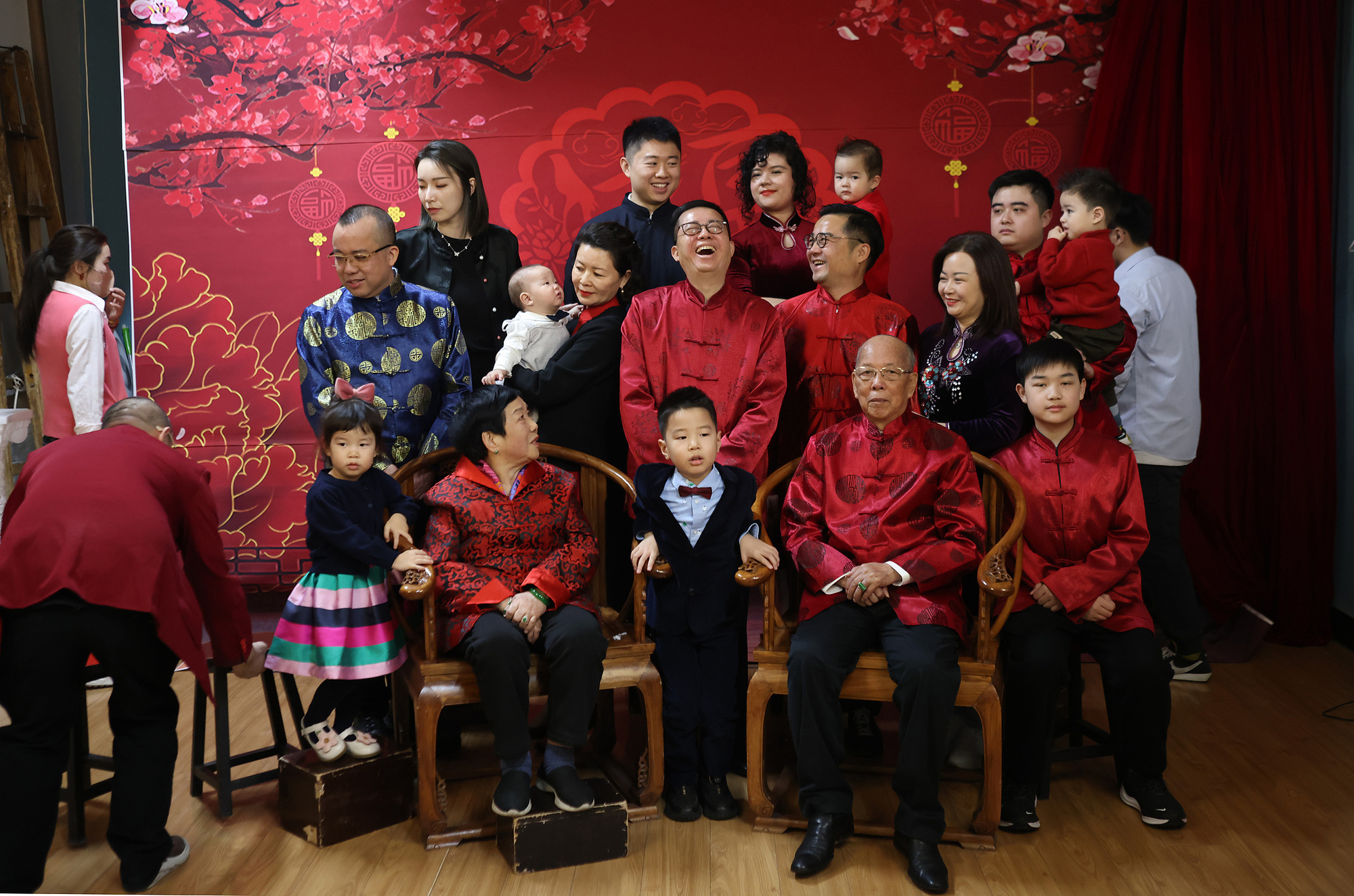 中国照相馆，全家17口人拍摄四世同堂全家福