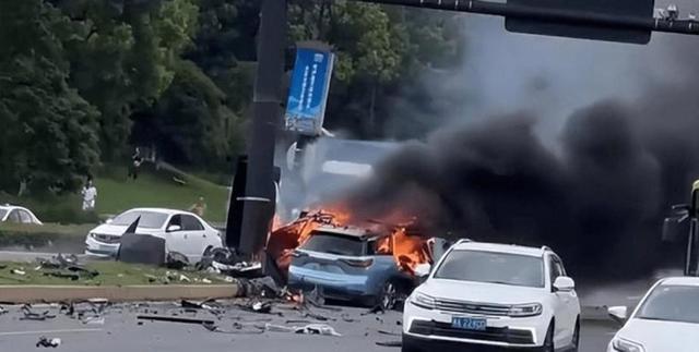 “这不亚于特意杀东说念主！”，上海女子驾驶新动力车高速行驶，续航表现还有72公里却瞬息断电，双闪无法盛开险酿追尾惨事-有驾