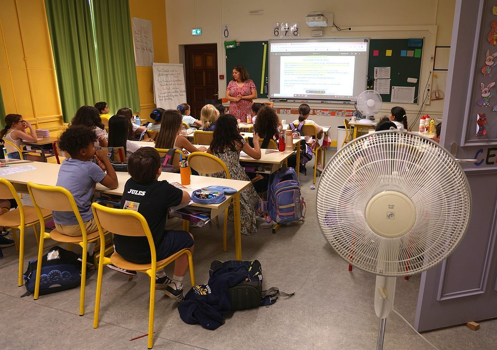 今年夏天，法国一所学校用电风扇为学生降温。（IC photo）