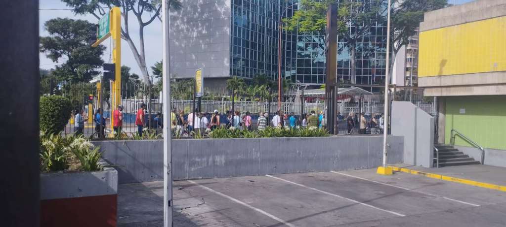 加拉加斯市民在超市前排队。受访者 供图