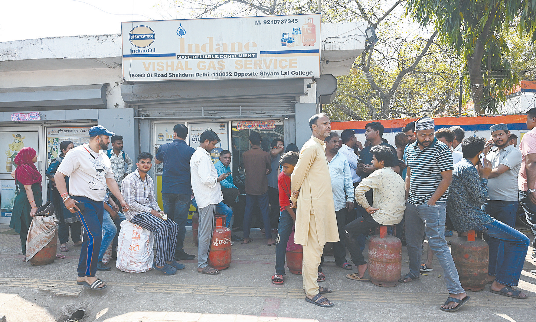 印度新德里住户列队恭候充装液化石油气。 （视觉中国）
