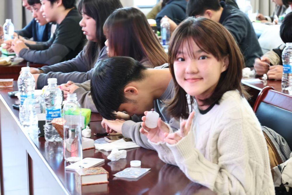 1月31日,台湾青年在新疆北屯职业技术学校体验金丝玉手绘。(北屯职业技术学校供图)