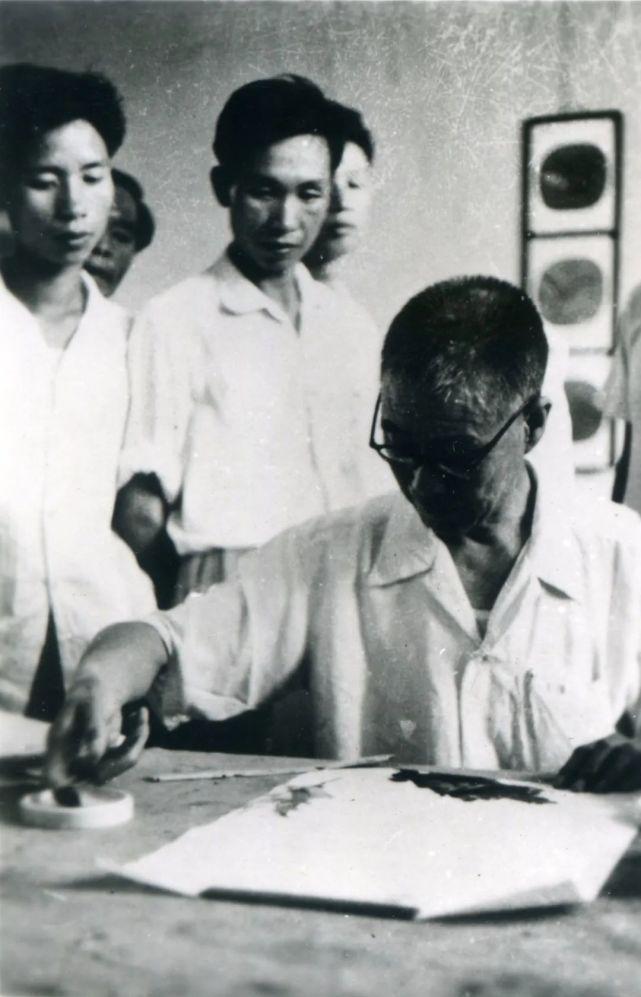 潘天寿向学生演示指画