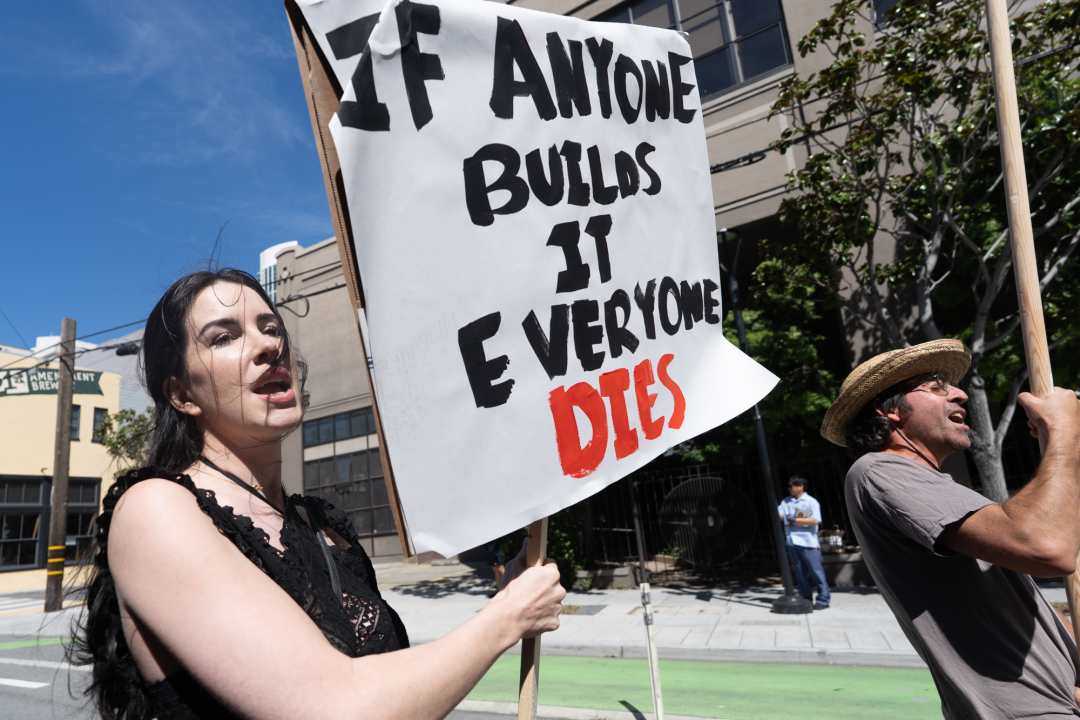 刚刚,奥特曼家被炸了