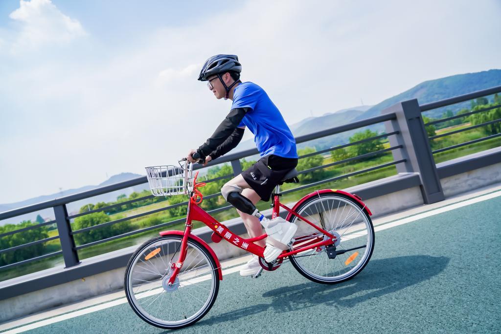 5月13日，一名智能仿生假肢佩戴者在浙江残疾人未来科技运动会赛场骑行。（浙江省残联供图）