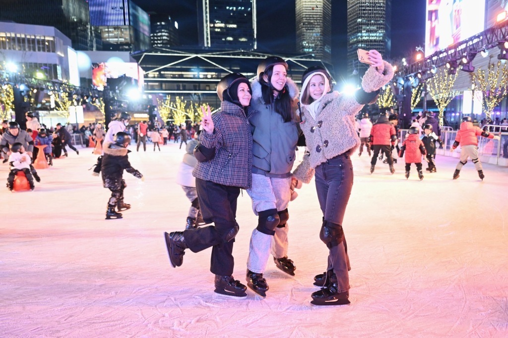 2025年12月31日晚，来自俄罗斯的达莎（右）和朋友在徐汇滨江露天冰场开启跨年游。澎湃新闻记者 朱伟辉 图