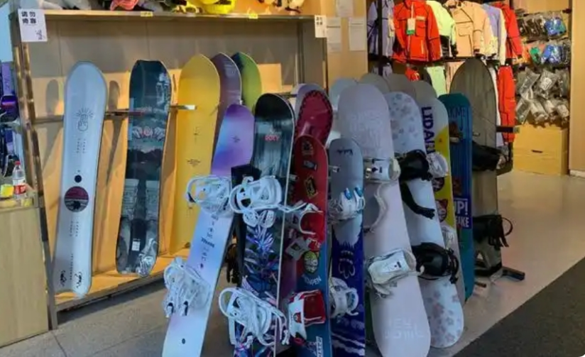 商场里，琳琅满目的国产雪具