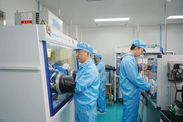 余桢华（左一）带领团队做实验。