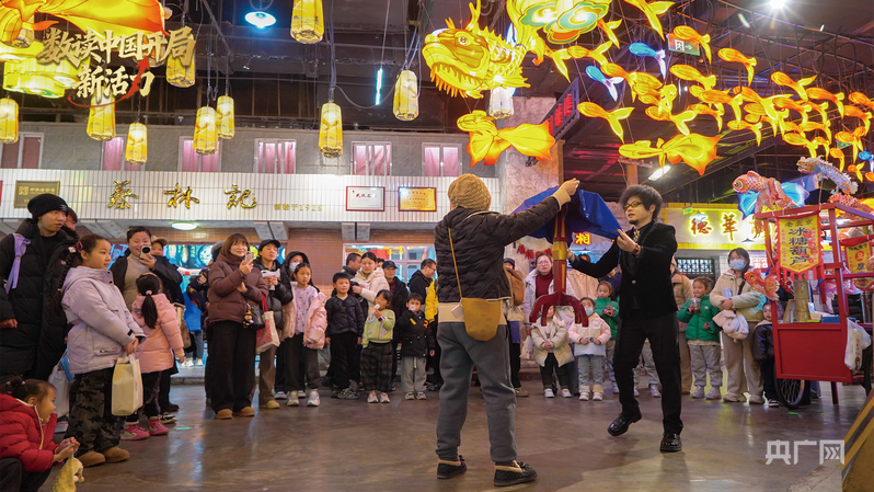 楚汉风味街热闹非凡（央广网记者邓子依 摄）