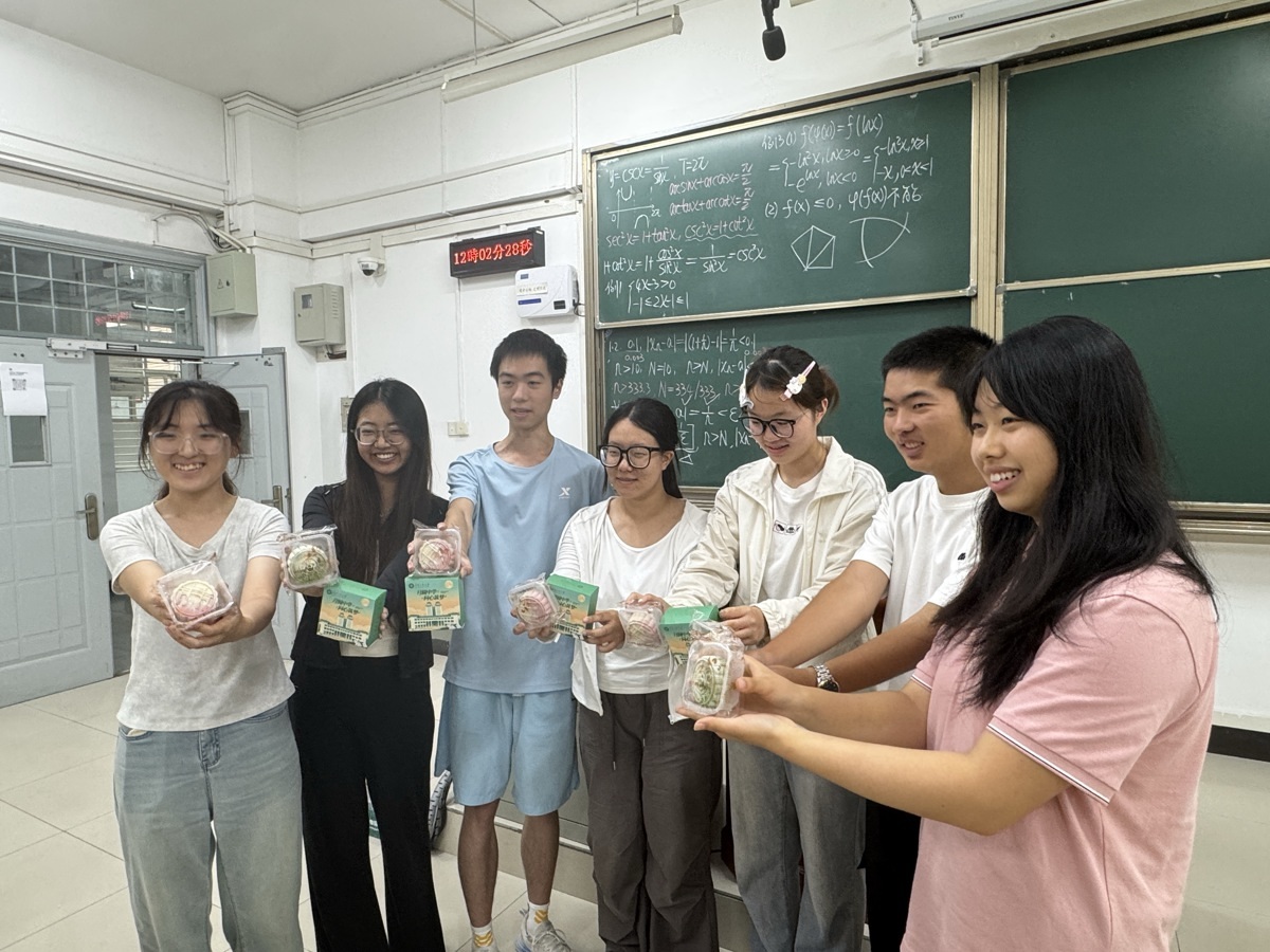 大一新生共同分享月饼 摄影:刘宗麟.jpg
