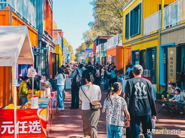 10月3日，昌吉州美食文化旅游节主会场新疆农业博览园，游客穿梭美食街。记者常谊谊 摄