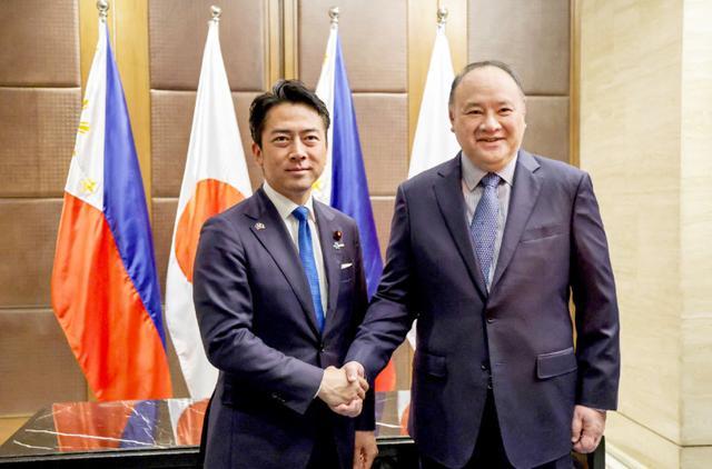 日本驻防大臣小泉访菲会见菲防长