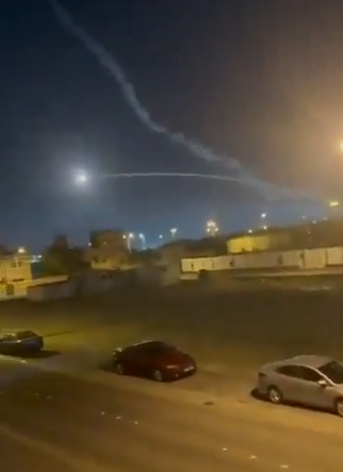 “爱国者”导弹疑似飞向居民区视频截图