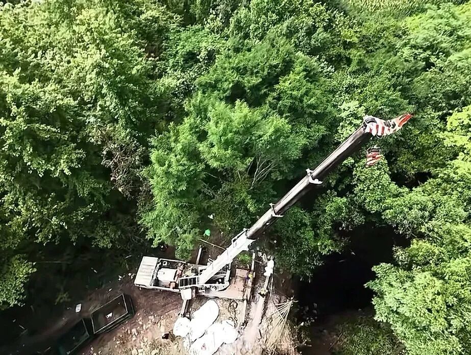 符正航拍的大型设备进入彩球村天坑处理垃圾