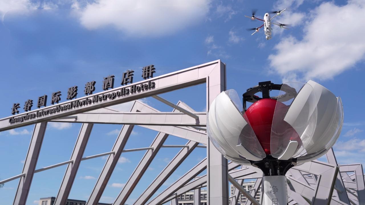 无人机从“宝莲灯”智能机巢起飞(央广网记者 张学龙 摄)