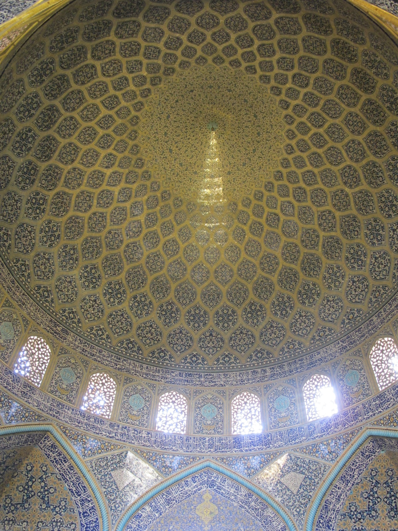 王家清真寺穹顶内部。当年的设计师巧妙地在入口方位设置了一扇窗,让阳光在特定时刻直接射到穹顶上,形成孔雀开屏的视觉效果。