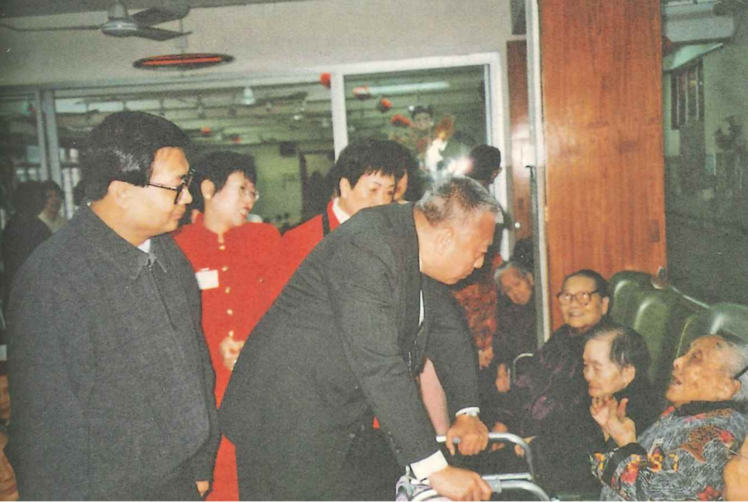 ▲谭耀宗(左)陪同董建华查看香港安老服务情况 受访者供图