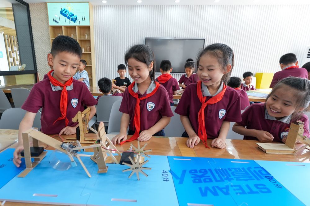 学生们在江苏常州市武进区星河实验小学学习创意机器人课程。新华社记者 李博 摄