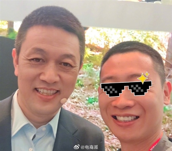 蔚来CEO李斌骑共享单车赶车展 街头大方和路人合影