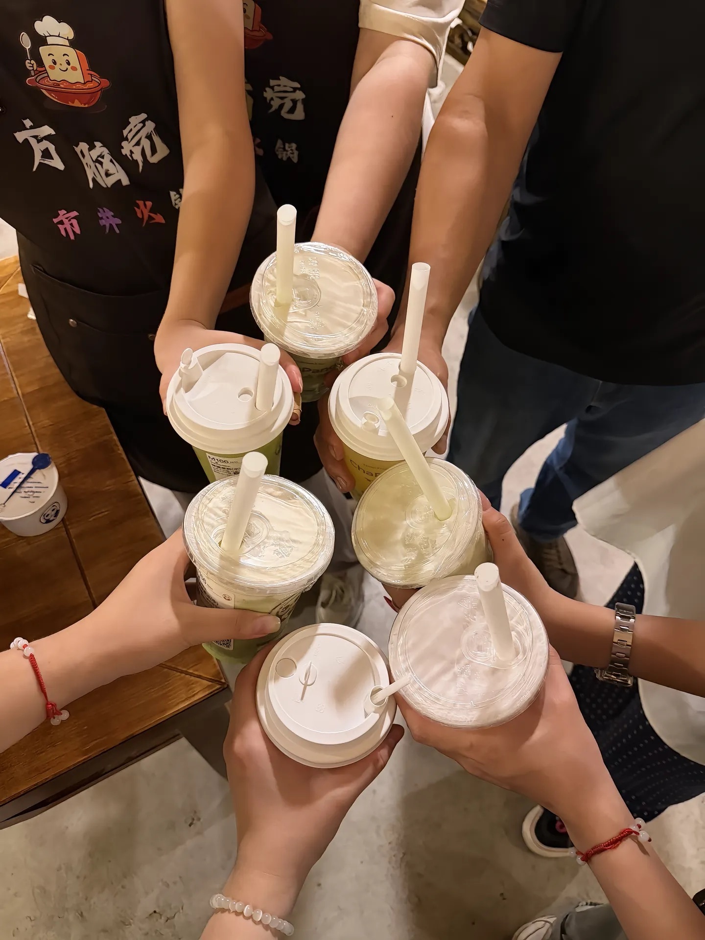 员工聚在一起喝奶茶。图源互联网