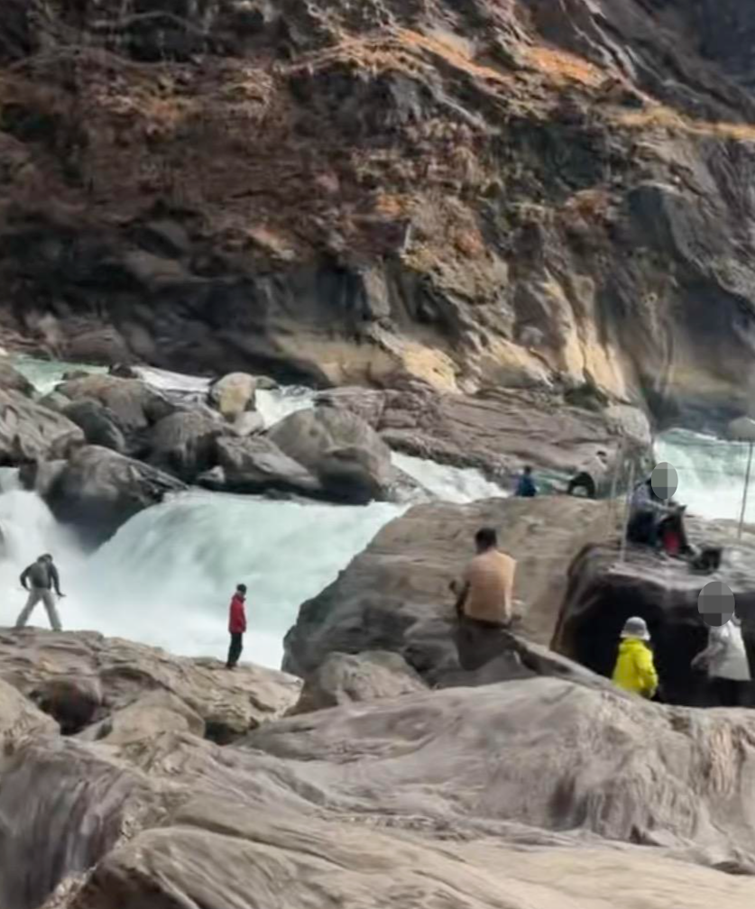 ▲中虎跳峡“发疯石”附近