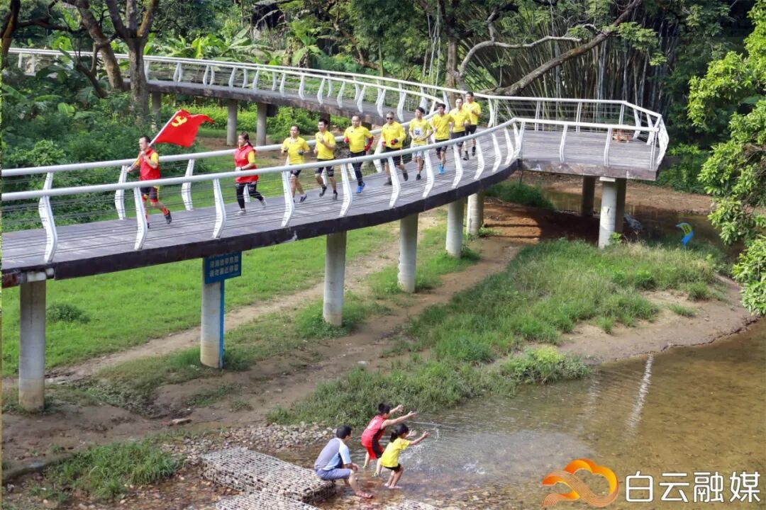 大源村对沙坑涌周边违建进行整治并建起碧道，成为居民休闲的好去处。（资料图片）.JPG