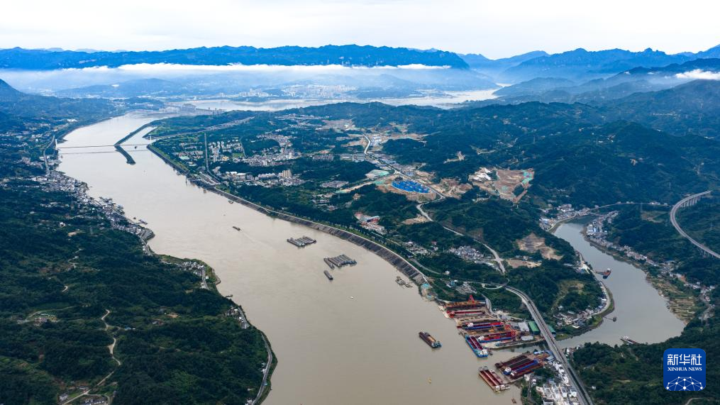 6月8日拍摄的三峡水运新通道工程三峡枢纽新通道施工现场。新华社记者 肖艺九 摄