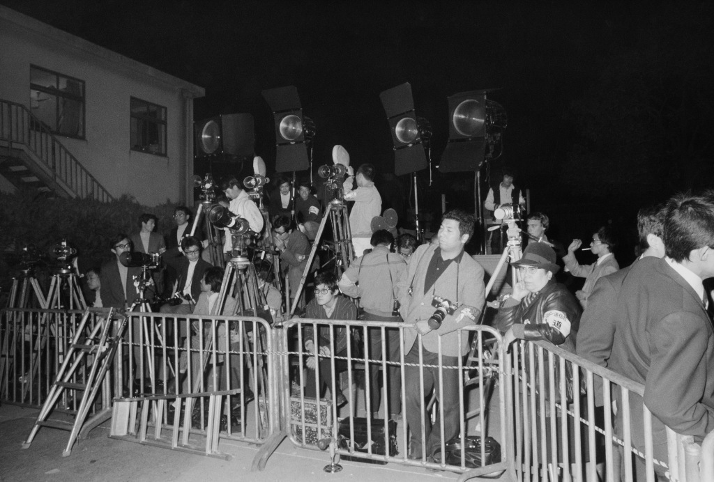 1972年10月28日,日本东京,众多记者聚集在上野动物园门口等待大熊猫抵达。