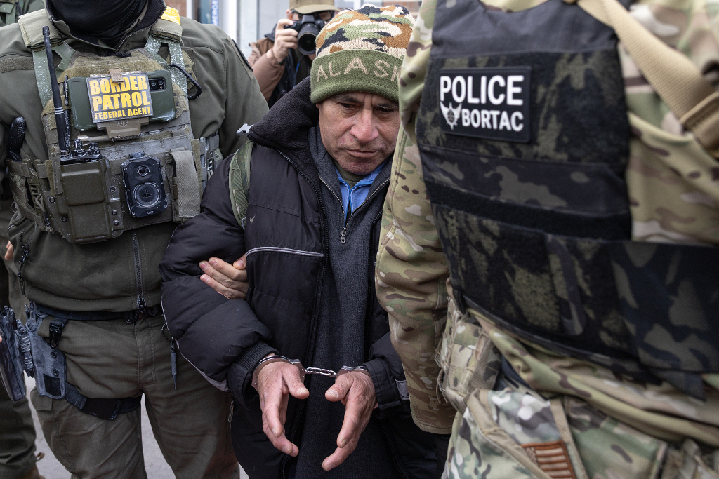 当地时间2026年1月11日,美国明尼苏达州明尼阿波利斯,边境巡逻人员逮捕了一名在公交车站等车的男子。视觉中国 图