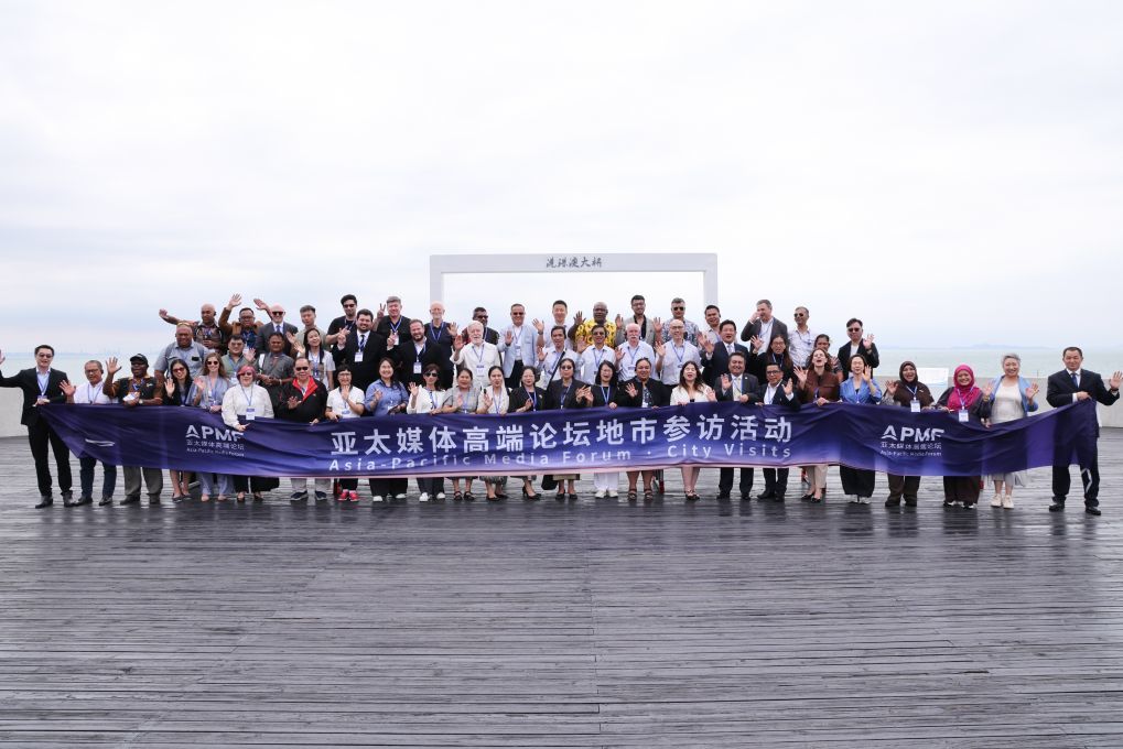 9月3日,参加亚太媒体高端论坛地市参访活动的外媒代表在广东珠海港珠澳大桥观景平台合影留念。新华社记者 梁旭 摄