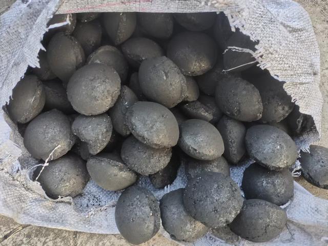 很多村民用这种环保煤取暖