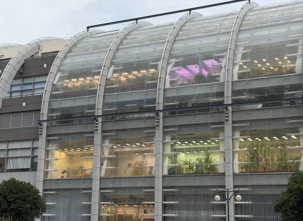 这是7月7日拍摄的位于中国科学院分子植物科学卓越创新中心的人工气候室。 新华社记者何晓 摄