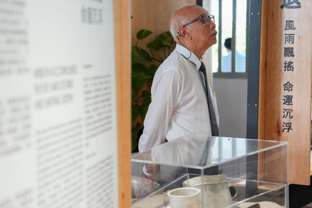 7月5日,一名老人在马来西亚首都吉隆坡的南侨机工纪念馆参观。新华社记者 陈泽国 摄