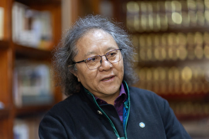 藏族音乐家觉嘎在家中与客人谈论音乐理念（2025年11月4日摄）。新华社记者 姜帆 摄