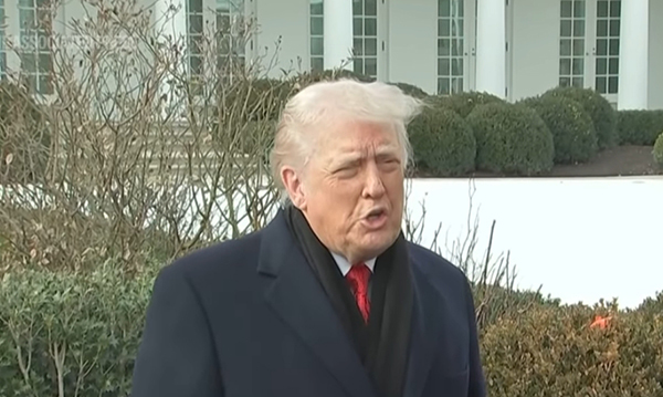 当地时间1月16日,特朗普在白宫外接受媒体采访。 视频截图