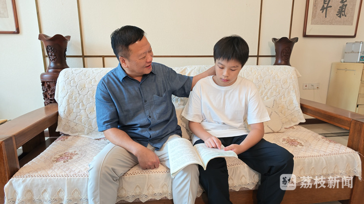 王宁给孩子们讲述课文《金色的鱼钩》背后的故事