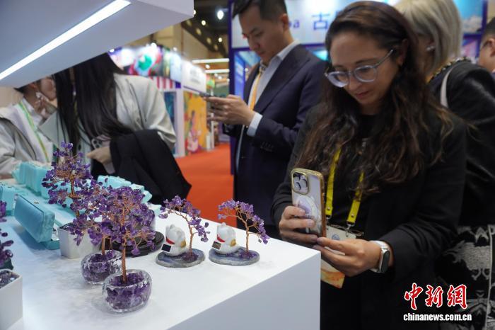 2025年11月3日，第十八届中国—拉美企业家高峰会在河南郑州开幕。图为外宾参观展出的乌拉圭紫水晶产品。中新社记者 韩章云 摄