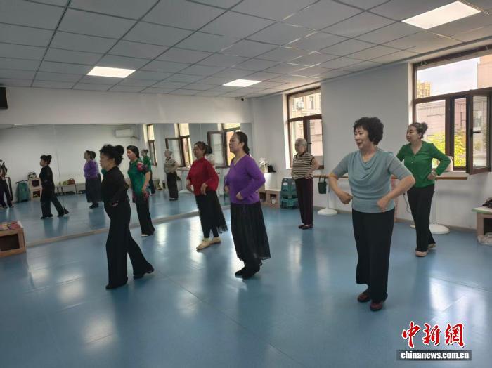9月19日,内蒙古自治区兴安盟乌兰浩特市天骄街道福安社区内,各族民众正在排练舞蹈。中新网记者 勉征 摄