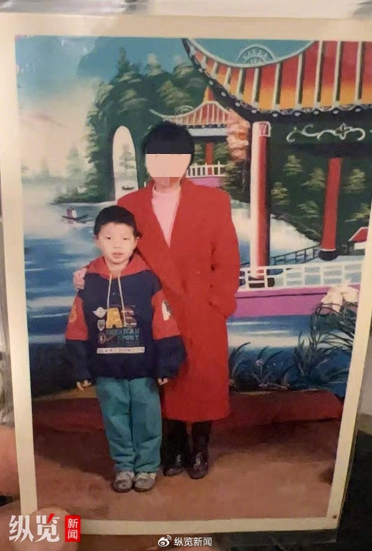吴燕生前和儿子黄侠的合影。(来源/@四川泸州白骨案受害者儿子)