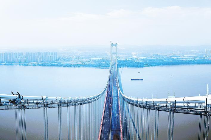 图为:建设中的燕矶长江大桥,直通花湖国际机场。(湖北日报全媒记者 周鹏 摄)