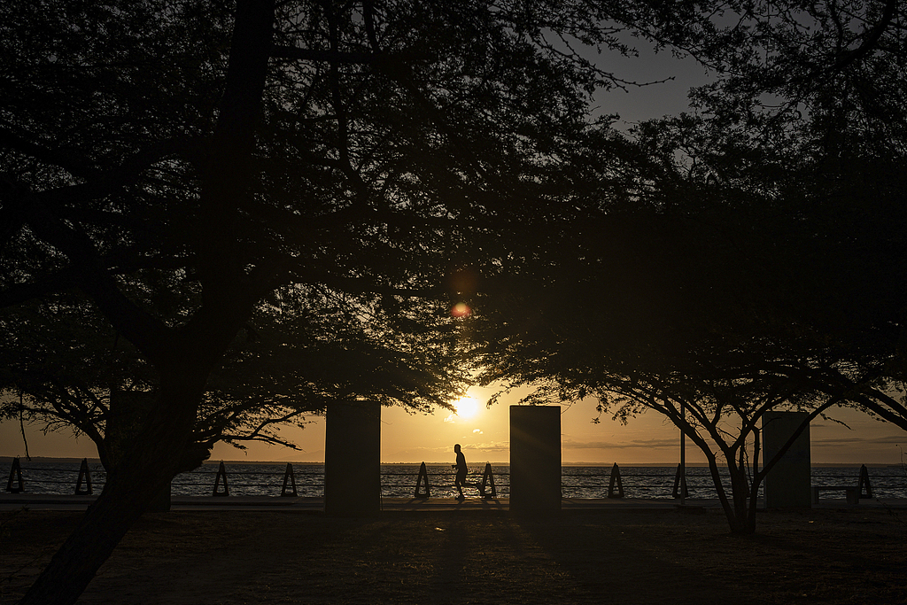 当地时间2026年1月24日,委内瑞拉马拉开波,一人沿着海岸线行走。视觉中国 图