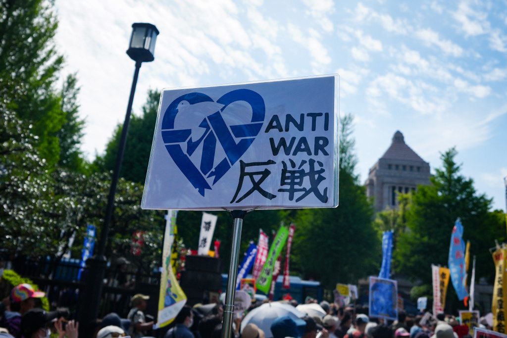 4月19日,人们在位于日本东京的国会议事堂周围参加抗议活动,呼吁守护和平宪法。新华社 图